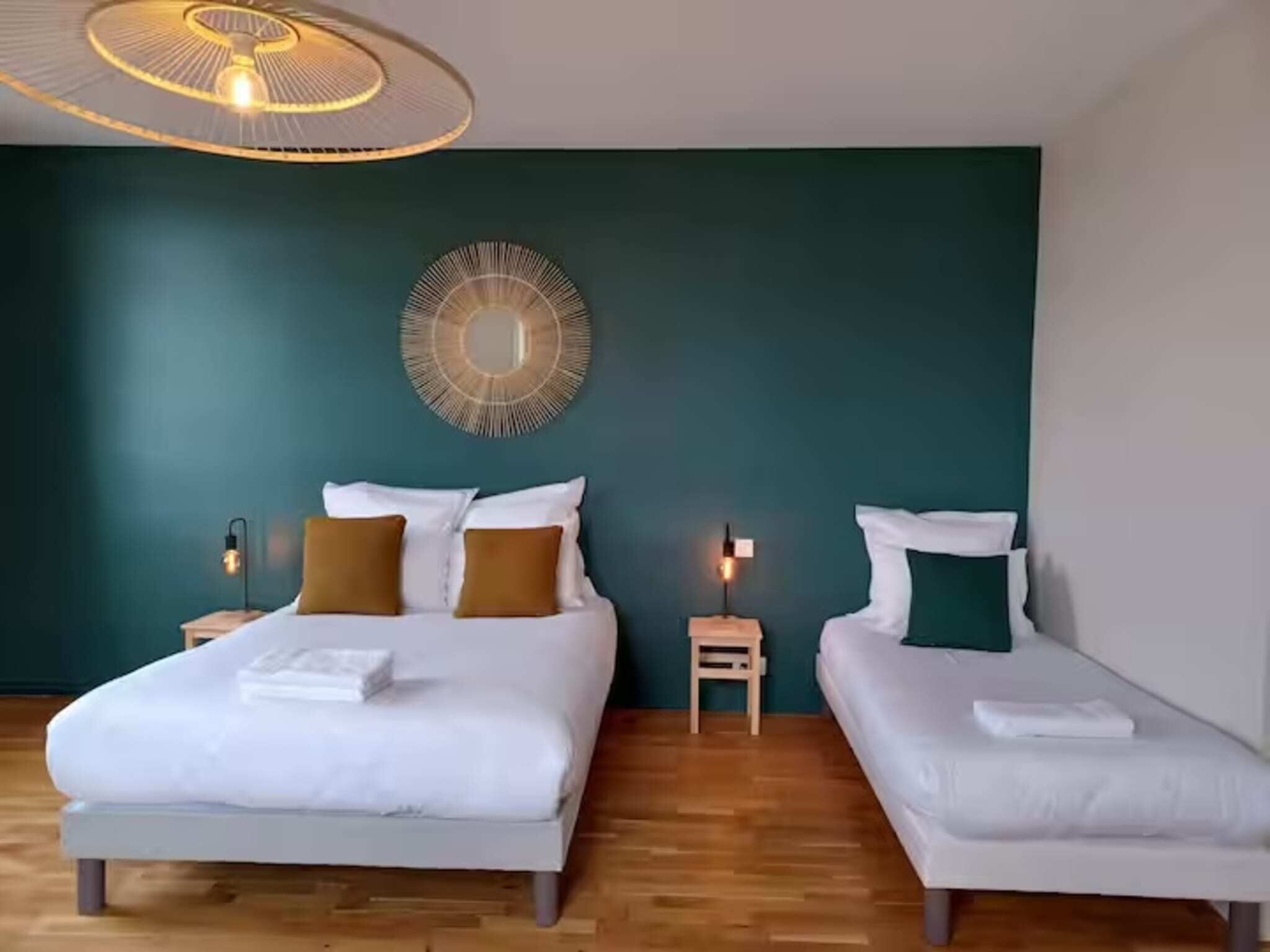 6 bedrooms, desk, iron/ironing board, bed sheets