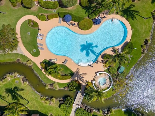 Cozy 2BR Apt w/ Pool & Balcony