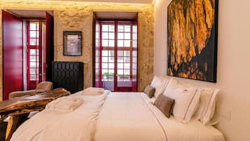 8 bedrooms, travel crib, WiFi, bed sheets