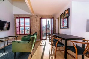 TV - Designer Building Stay Near Clérigos by HostWise (Porto)