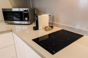 Réfrigérateur, micro-ondes, plaque de cuisson