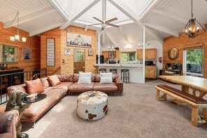 Smart-TV, Kamin, Tischtennisplatte