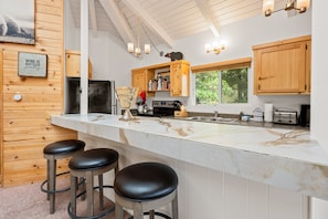 Kjøleskap, mikrobølgeovn, ovn og kokeplater