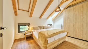 2 bedrooms, desk, Internet