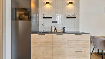 Fridge, microwave, dishwasher, cookware/dishes/utensils