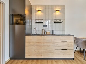 Fridge, microwave, dishwasher, cookware/dishes/utensils