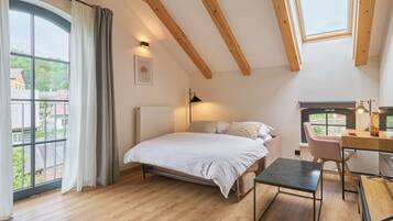2 bedrooms, desk, internet