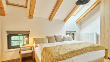 2 bedrooms, desk, internet