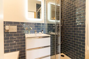 Shower, hair dryer - The Pepperpot is a detached, four bedroomed seafront retreat with a games room, with incredible view (Widemouth Bay)