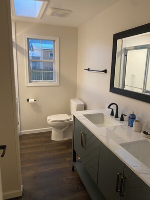 Dusche, Haartrockner, Handtücher, Seife