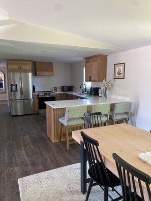 Mikrobølgeovn, ovn, kokeplater og oppvaskmaskin