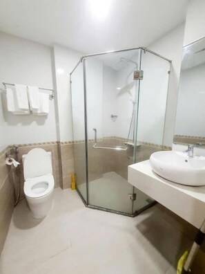 Double Room | Bilik Mandi | Pancuran mandi, kelengkapan dandanan diri percuma, pengering rambut 