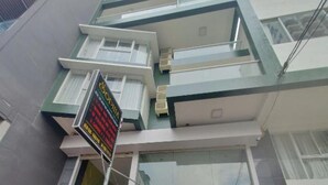 A multi-story building with a staircase leading to an entrance. - Sophia Sky Hotel (Nha Trang)