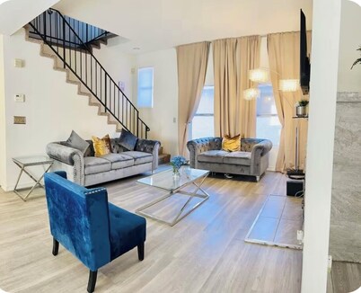  Modern Home w/ Private Pool, Hot Tub, Game Room & Parking - 20 min to Strip