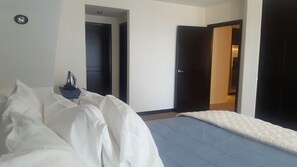 2 habitaciones, tabla de planchar con plancha, wifi y ropa de cama 