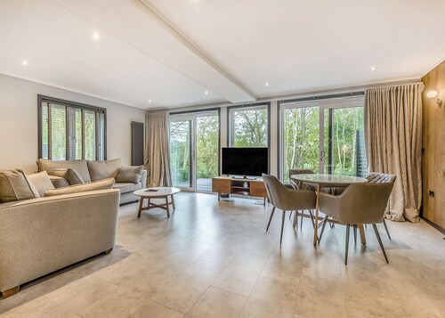 Enjoy a break in the Hawthorn Lodge.