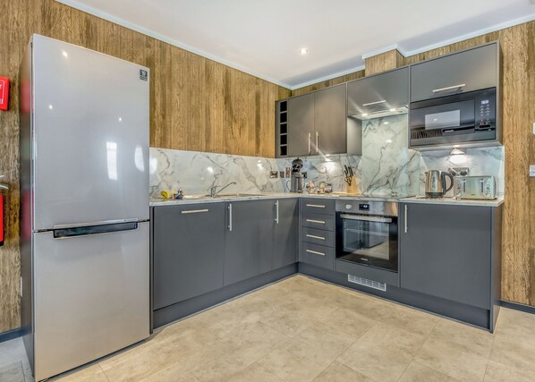 Fridge, oven, stovetop, dishwasher