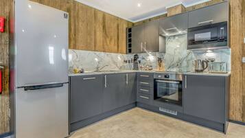 Kylskåp, ugn, spishäll och diskmaskin