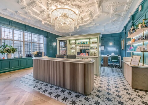 Enjoy a break in the Hawthorn Lodge.