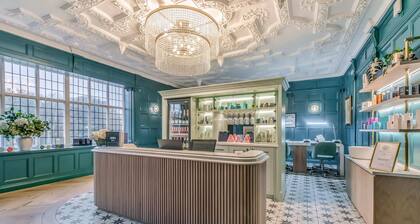 Enjoy a break in the Hawthorn Lodge.