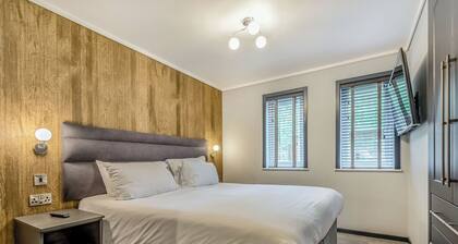 Enjoy a break in the Hawthorn Lodge.