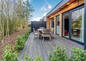 Outdoor dining - Enjoy a break in the Hawthorn Lodge. (Wallingford)