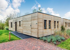 Exterior - Enjoy a break in the Hawthorn Lodge. (Wallingford)