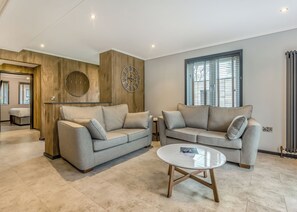 Living area - Enjoy a break in the Hawthorn Lodge. (Wallingford)