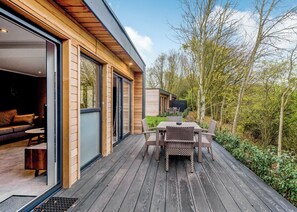 Outdoor dining - Enjoy a break in the Hawthorn Lodge. (Wallingford)