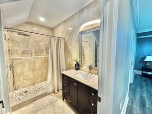 Chuveiro, toalhas de banho, papel higiênico 