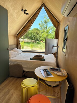 1 bedroom, travel cot, free WiFi, bed sheets