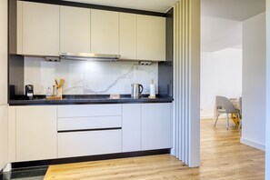 Kühlschrank, Mikrowelle, Ofen, Herdplatte