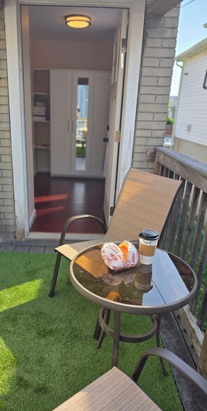 Outdoor dining - Family-Friendly Beach House Just 1 Block from the Water in Keansburg! (Keansburg)