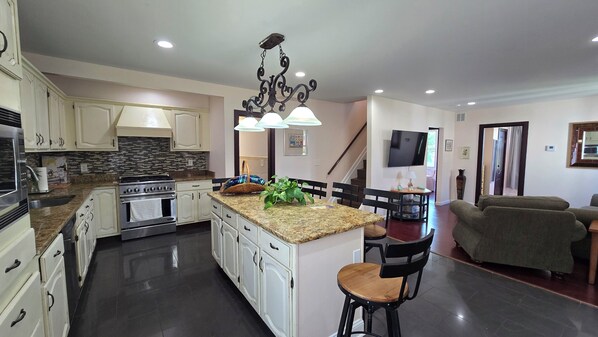 Interior - Family-Friendly Beach House Just 1 Block from the Water in Keansburg! (Keansburg)