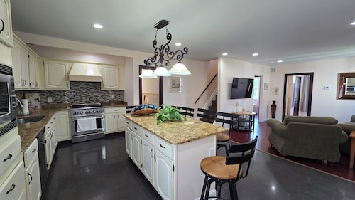 Family-Friendly Beach House Just 1 Block from the Water in Keansburg!