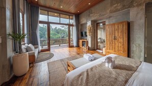 Ein geräumiges Schlafzimmer mit einem großen Bett, einem Holzschrank und einem Balkon mit Blick ins Freie.