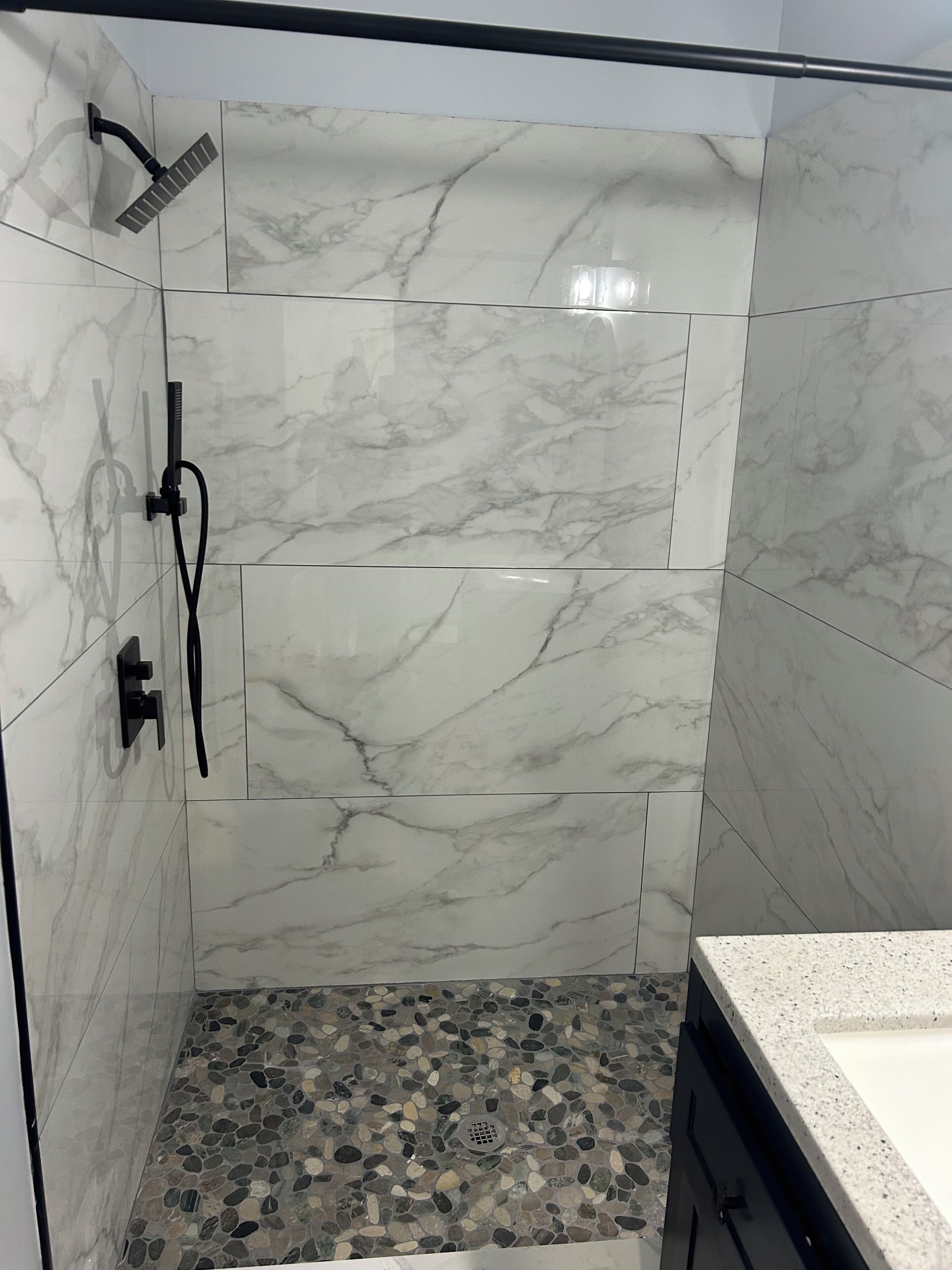 Ducha, secador de pelo, toallas y papel higiénico