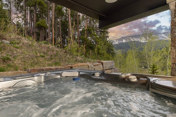 Outdoor spa tub