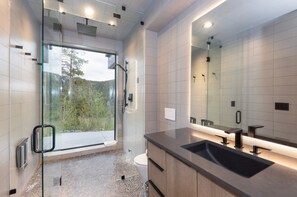 Shower, hair dryer, towels - Spectacular Views, Close to town, Mountain Modern elegance and entertaining! (Blue River)