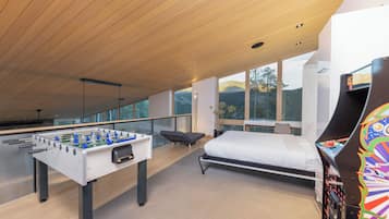 4 bedrooms, desk, iron/ironing board, travel cot