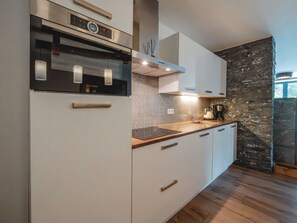 Kühlschrank, Ofen, Geschirrspüler, Kochgeschirr/Geschirr/Besteck