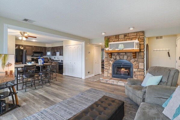 Smart TV, fireplace