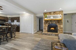 Interior - Lakefront Osage Beach Condo + Workspace w/ Pool Views (Osage Beach)