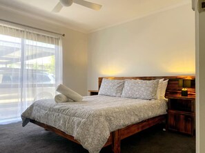3 bedrooms, iron/ironing board, WiFi, bed sheets - Retreat on Roe short term accommodation (Benalla)