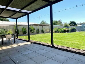 Outdoor dining - Retreat on Roe short term accommodation (Benalla)