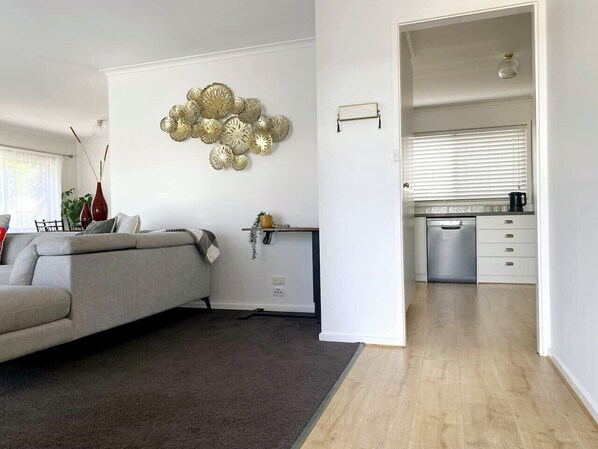 TV - Retreat on Roe short term accommodation (Benalla)
