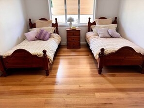 3 bedrooms, iron/ironing board, WiFi, bed sheets - Happy Stays - Retro Haven (Shepparton)