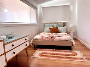 3 bedrooms, iron/ironing board, WiFi, bed sheets - Happy Stays - Retro Haven (Shepparton)