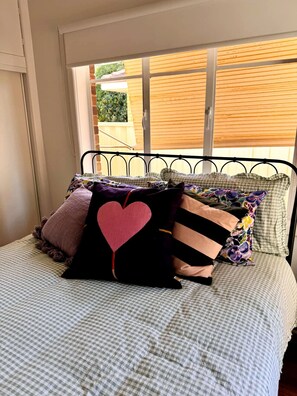 3 bedrooms, iron/ironing board, WiFi, bed sheets - Happy Stays - Retro Haven (Shepparton)
