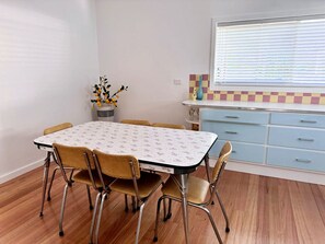 Dining - Happy Stays - Retro Haven (Shepparton)